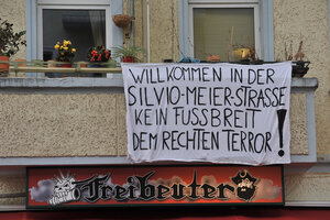 Transparent auf einem Balkon in der Silvio-Meier-Straße Transparent auf einem Balkon in der Silvio-Meier-Straße