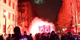 Polizisten vor der Demonstranten