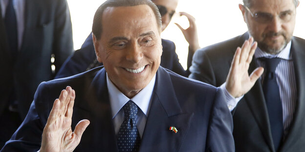 Silvio Berlusconi mit erhobener Hand