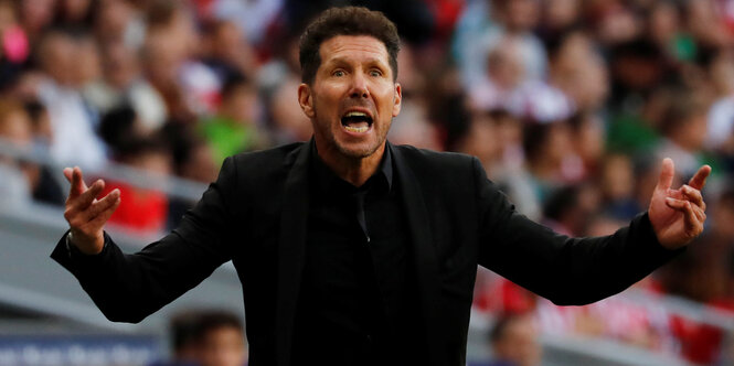 Fußballtrainer Diego Simeone steht wild gestikulierend am Spielfeldrand