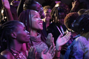 Zuschauerinnen beim Access-Festival in Nairobi