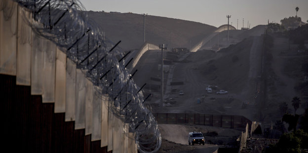 Stacheldraht wurde auf dem Grenzzaun an der Grenze zwischen den USA und Mexiko befestigt