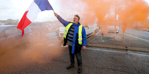 Ein-Mann-Demo mit Trikolore gegen eine Erhöhung der Treibstoffpreise am Donnerstag in La Mede bei Fos-sur-Mer