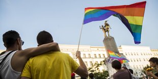 Menschen beim Tuntenspaziergangim Mai 2018 in Berlin-Neukölln