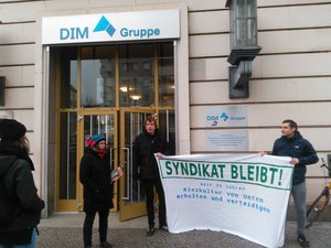 menschen stehen vor dem Eingang der Syndikat-hausverwaltung menschen stehen vor dem Eingang der Syndikat-hausverwaltung