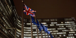 Britische Flagge neben EU-Flaggen