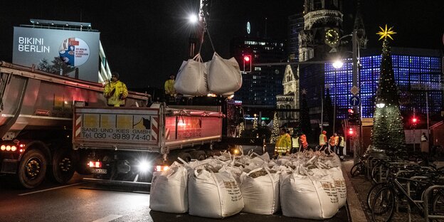 Sandsäcke werden am Breitscheidplatz in der Nacht verladen