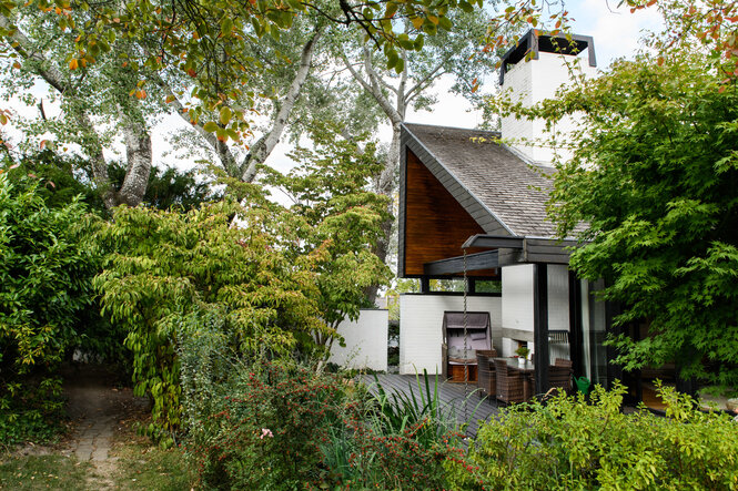 Ein Haus steht im Grünen