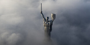 Die Luftaufnahme zeigt die Mutter-Heimat-Statue im Morgennebel in Kiew.