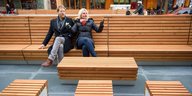 Bezirksstadtrat Florian Schmidt und Senatorin Regine Günther sitzen auf einer Holzbank in der Bergmannstraße
