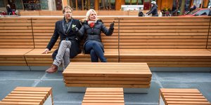 Bezirksstadtrat Florian Schmidt und Senatorin Regine Günther sitzen auf einer Holzbank in der Bergmannstraße