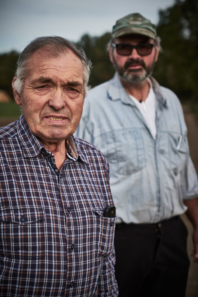 Henning Beinsen und sein Sohn Hans-Henning Beinsen im Hintergrund - mit Baseballcap