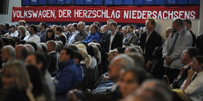 VW-Mitarbeiter bei einer Betriebsversammlung