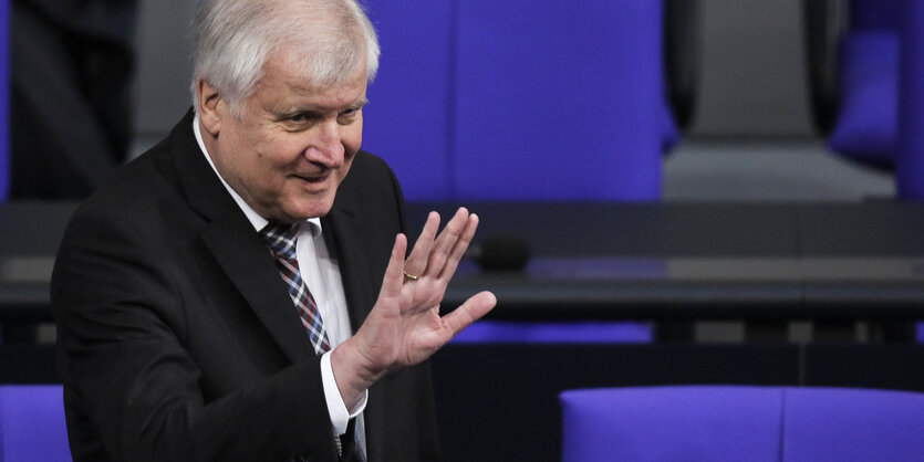 Horst Seehofer mit erhobener Hand