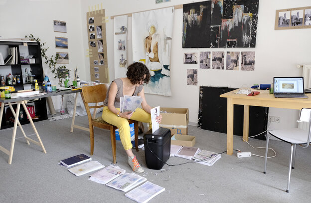 Künstlerin Lara Ziyad schreddert in ihrer Galerie Kopien von Ausweisdokumenten und Pässe