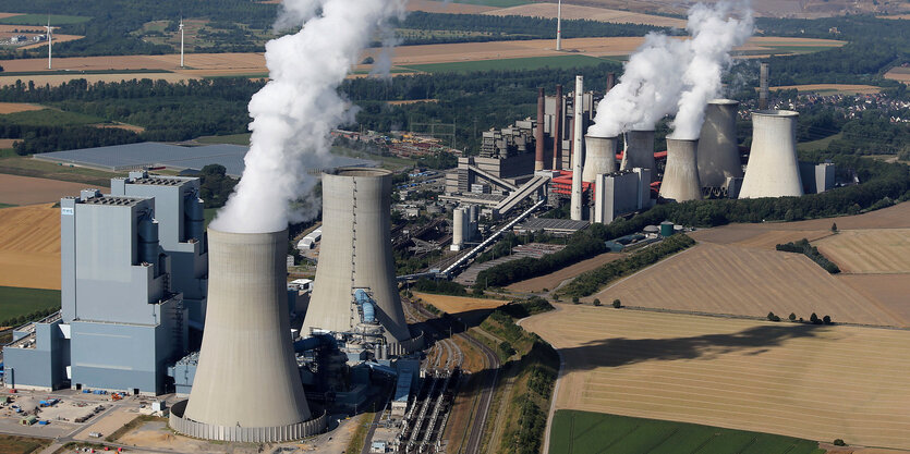 Ein Braunkohlekraftwerk zwischen Feldern