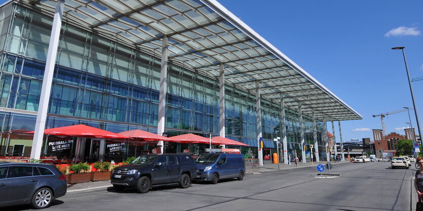 Vorplatz des Berliner Ostbahnhofs bei sonnigem Wetter