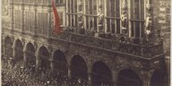 Eine rote Flagge prangt am Bremer Rathaus. Es ist eine historische Fotografie von der Novemberrevolution 1918