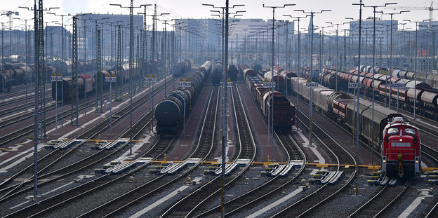 Gleisanlagen und Züge vor einem Bahnhof