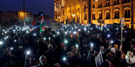 Demonstranten protestieren vor dem ungarischen Parlament in Budapest
