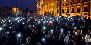 Demonstranten protestieren vor dem ungarischen Parlament in Budapest