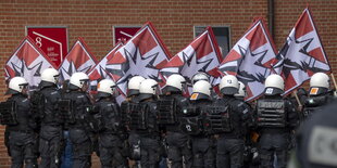 eine von Polizisten abgeschirmte Demo