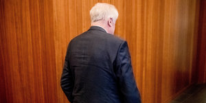 Horst Seehofer (CSU), Bundesminister für Inneres, Heimat und Bau, verlässt eine Pressekonferenz im Innenministerium