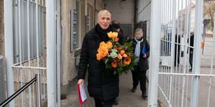 Hubertus Knabe, Vorstand und Direktor der Gedenkstätte Hohenschönhausen, kommt zur Gedenkstätte und will dort seine Arbeit aufnehmen