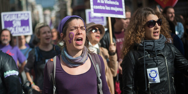 Frauen prostestieren in Malaga in Spanien gegen Gewalt gegen Frauen