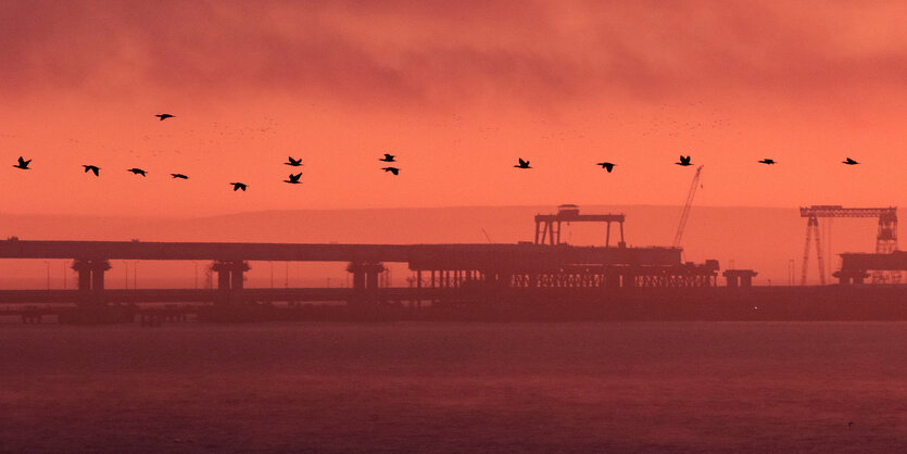 Die Kertsch-Brücke leuchtet rot bei Sonnenaufgang