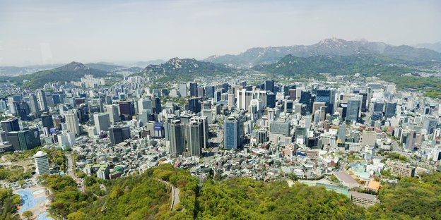 Blick aus den Bergen auf die südkoreanische Haupstadt Seoul