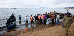 Menschen stehen am Ufer des Victoria-Sees