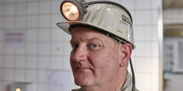 Porträt Bernd Haack - mit Grubenhelm Porträt Bernd Haack - mit Grubenhelm