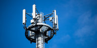 Ein Mast mit verschiedenen Antennen von Mobilfunkanbietern