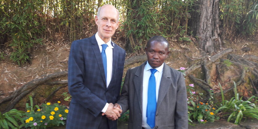 Clovis Razafimalala mit dem deutschen Botschafter in Madagaskar, Harald Gehrig