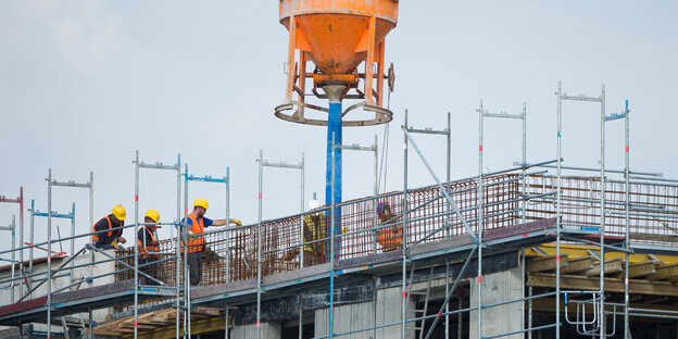 Hamburg: Bauarbeiter arbeiten auf einer Baustelle in der Hafencity.