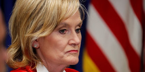Die republianische US-Senatorin für Mississippi, Cindy Hyde-Smith, sitzt vor einer US-Flagge