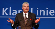 Innenminister Holger Stahlknecht hält eine Rede