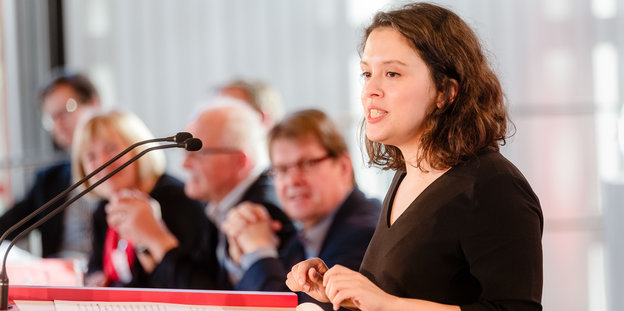 Delara Burkhardt hält eine Rede auf dem SPD-Landesparteitag Anfang November.