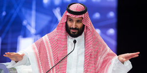 Der saudische Kronprinz Mohammed bin Salman breitet die Hände aus