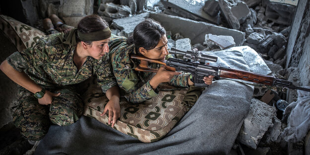 Zwei Soldatinnen der Frauenverteidigungseinheiten (Women's Protection Units , YPJ) visieren am 12.08.2017 während der Kämpfe mit der Terrormiliz Islamischer Staat (IS) in Rakka (Syrien) Ziele an.