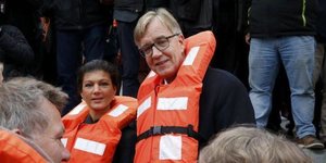 Sahra Wagenknecht (li) und Dietmar Bartsch bei einer Seebrückendemonstration in Berlin