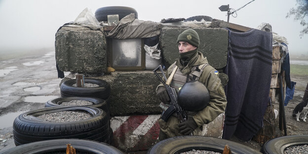 Ein Soldat der ukrainischen Nationalgarde bewacht einen Kontrollposten in der Hafenstadt Berdjansk am Asowschen Meer