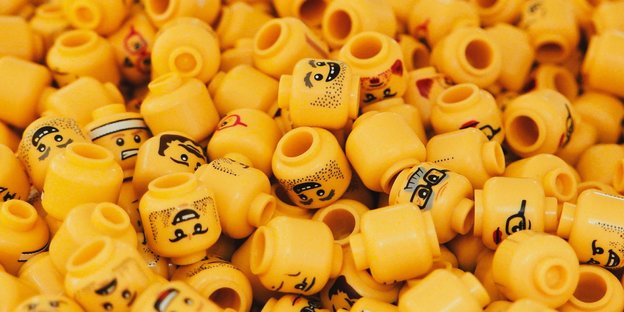 Ein Haufen gelber Köpfe von Legomännchen