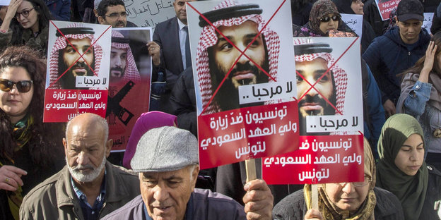 Demonstranten halten Plakate mit dem durchgestrichenen Bild des saudischen Kronprinzen