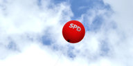 Ein Ballon mit dem Parteilogo der SPD weht auf dem Campaign Camp der SPD im Wind