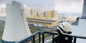 Ein Greenpeace-Aktivist schaut auf einen Schornstein im polnischen Kraftwerk Belchatow, dem größten Braunkohlekraftwerk der Welt.