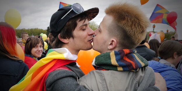 In St. Petersburg küssen sich zwei Männer auf einer Demonstration