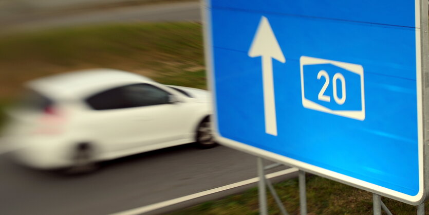 Ein Autobahnschild weist den Weg Richtung A20.