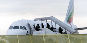 Mit Punktesystem noch einfacher: abgelehnte Asylbewerber steigen am Baden-Airport in Rheinmünster im Rahmen einer landesweiten Sammelabschiebung in ein Flugzeug
